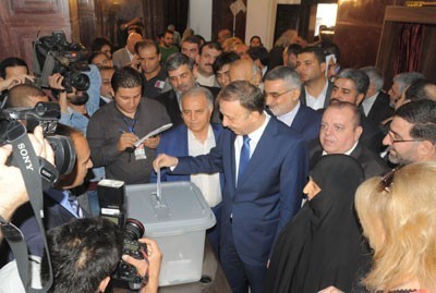 Photo of Borujerdi observing voting: Syria is past war and is living victory
