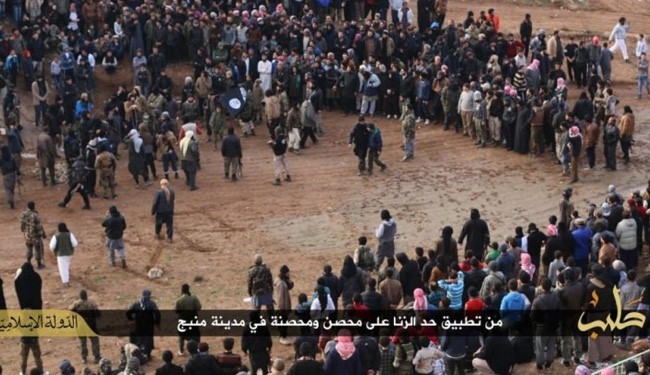 Photo of Photos Show ISIL Stoning a Couple and Beheading 4 Men