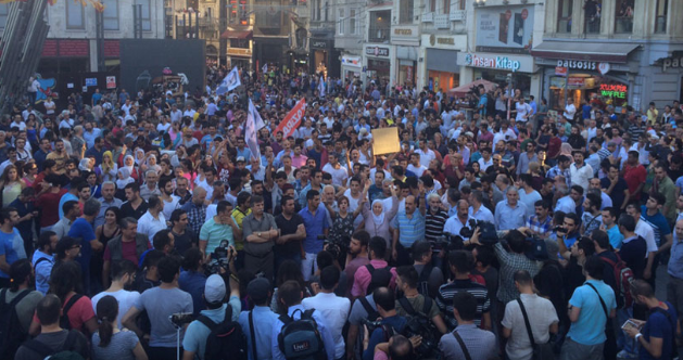 Photo of Thousands of Turkish People in Taksim, “KILLER ISIL, COLLABORATOR AKP!!!”
