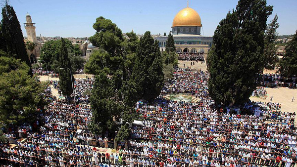 Photo of Tens of thousands of Palestinians pray at Al-Aqsa