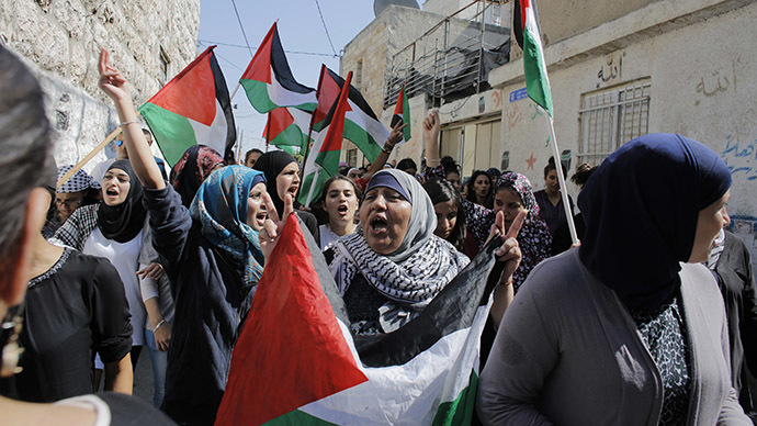 Photo of Israeli jailers release Gazan woman