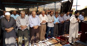 Photo of Jerusalemites perform Friday prayers near their demolished homes