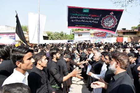 Photo of Sunni volunteers protect Pakistan Shia mourners during Muharram