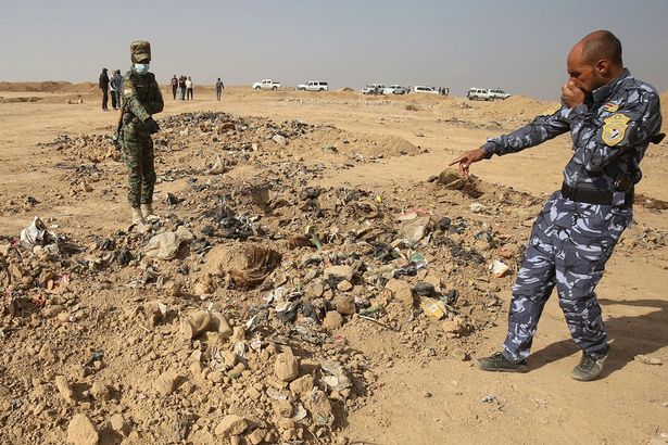 Photo of Mass grave of murdered Iraqi police by ISIS found near Mosul