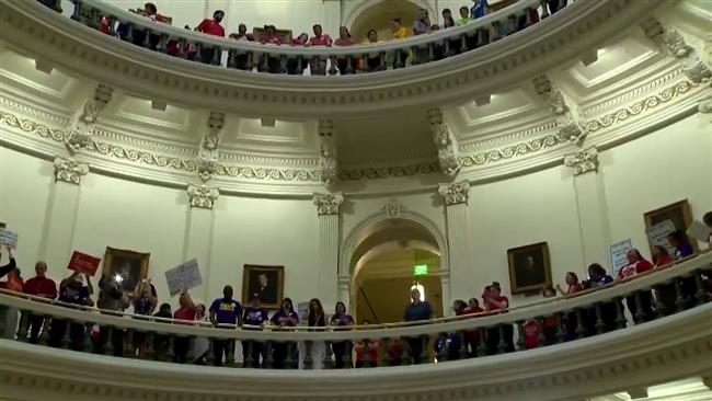 Photo of Texas lawmakers, protesters clash over immigration