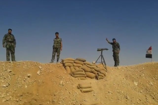 Photo of Syrian Army raises flag over Iraqi border for first time in years
