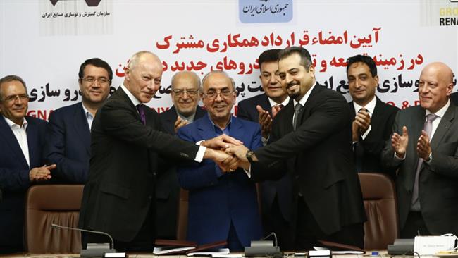 Photo of Renault signs landmark auto deal in Iran