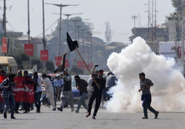 Photo of Zionist Indian Regime Forces Attack Kashmir’s Moharram Mourners