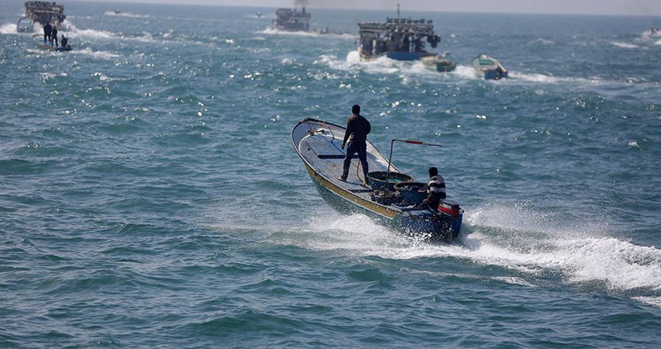 Photo of Israeli warships attack Gaza fishermen with machine gunfire