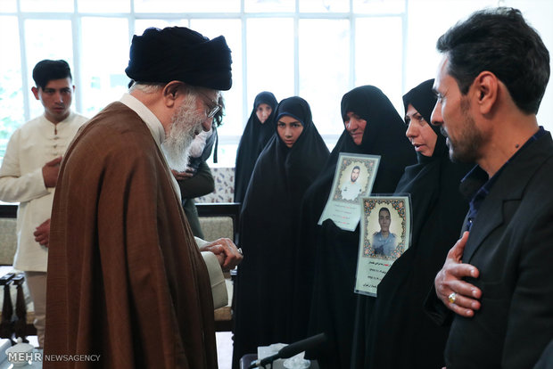 Photo of PHOTOS: Leader Hazrat Imam Khamenei receives families of martyred police officers