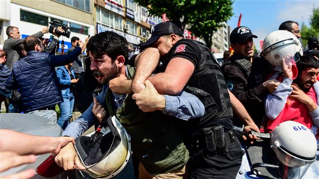 Photo of Turkish police detain dozens of protesters in Istanbul on May Day