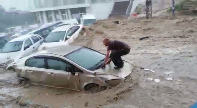 Photo of Uncounted killed and injured, hundreds of cars destroyed as flash floods hit Turkey capital
