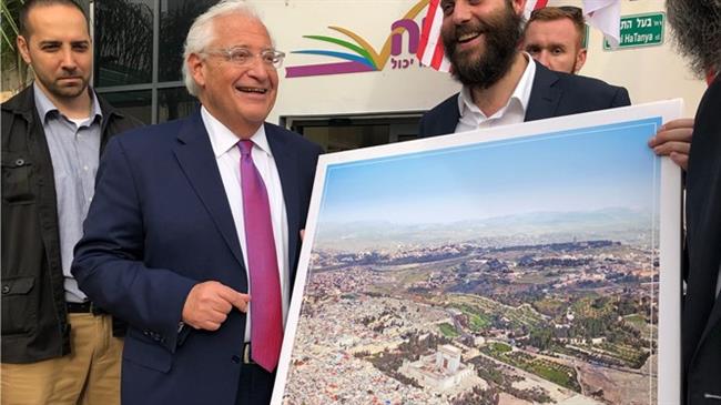 Photo of Zionist US envoy labeled ‘a terrorist’ after posing with poster of obliterated al-Aqsa