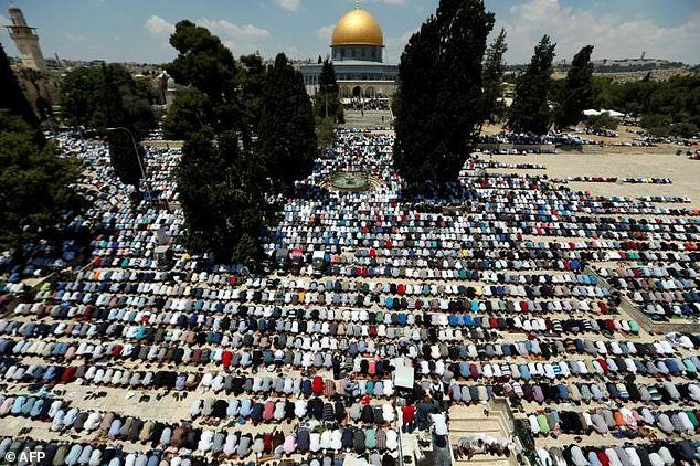 Photo of Tens of Thousands Pray at Al-Aqsa on First Friday of Ramadan