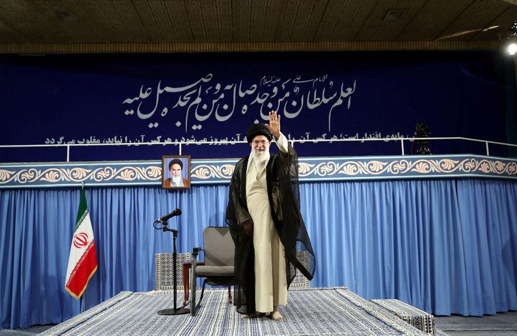 Photo of Leader of Islamic Ummah Imam Sayyed Ali Khamenei receives university students