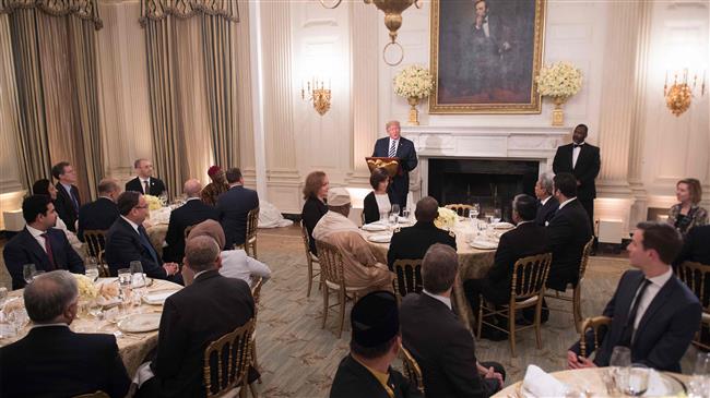 Photo of Zionist Trump hosts Iftar dinner while Muslims protest