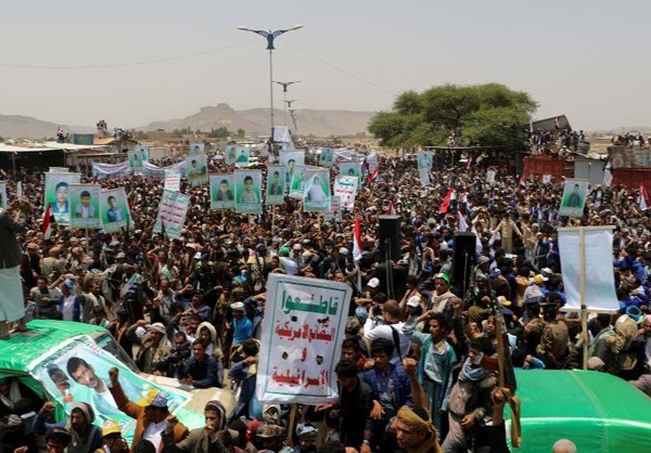 Photo of Hundreds pf thousands Attend Funerals of Children Killed in Yemen Bus Attack
