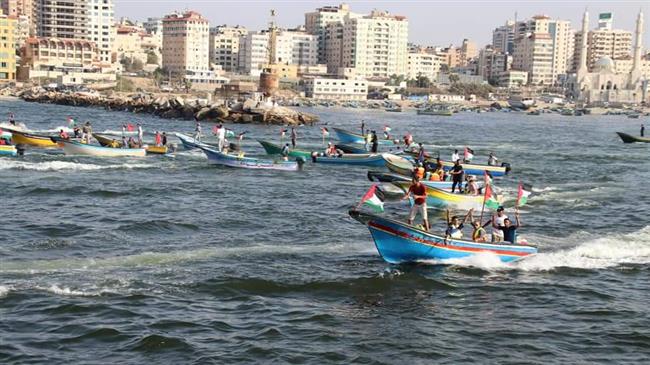 Photo of Dozens of Palestinian boats hold sea march along Gaza Strip against fishing limits