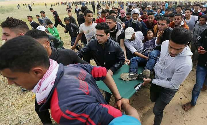 Photo of 40 Palestinians injured in clashes with Israeli forces at Gaza border